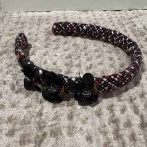 Pili carrera black red and white headband with three black flowers.